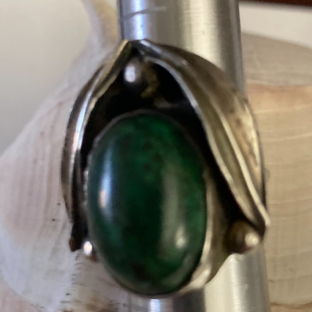 Pretty little vintage malachite ring in sterling silver leaves setting